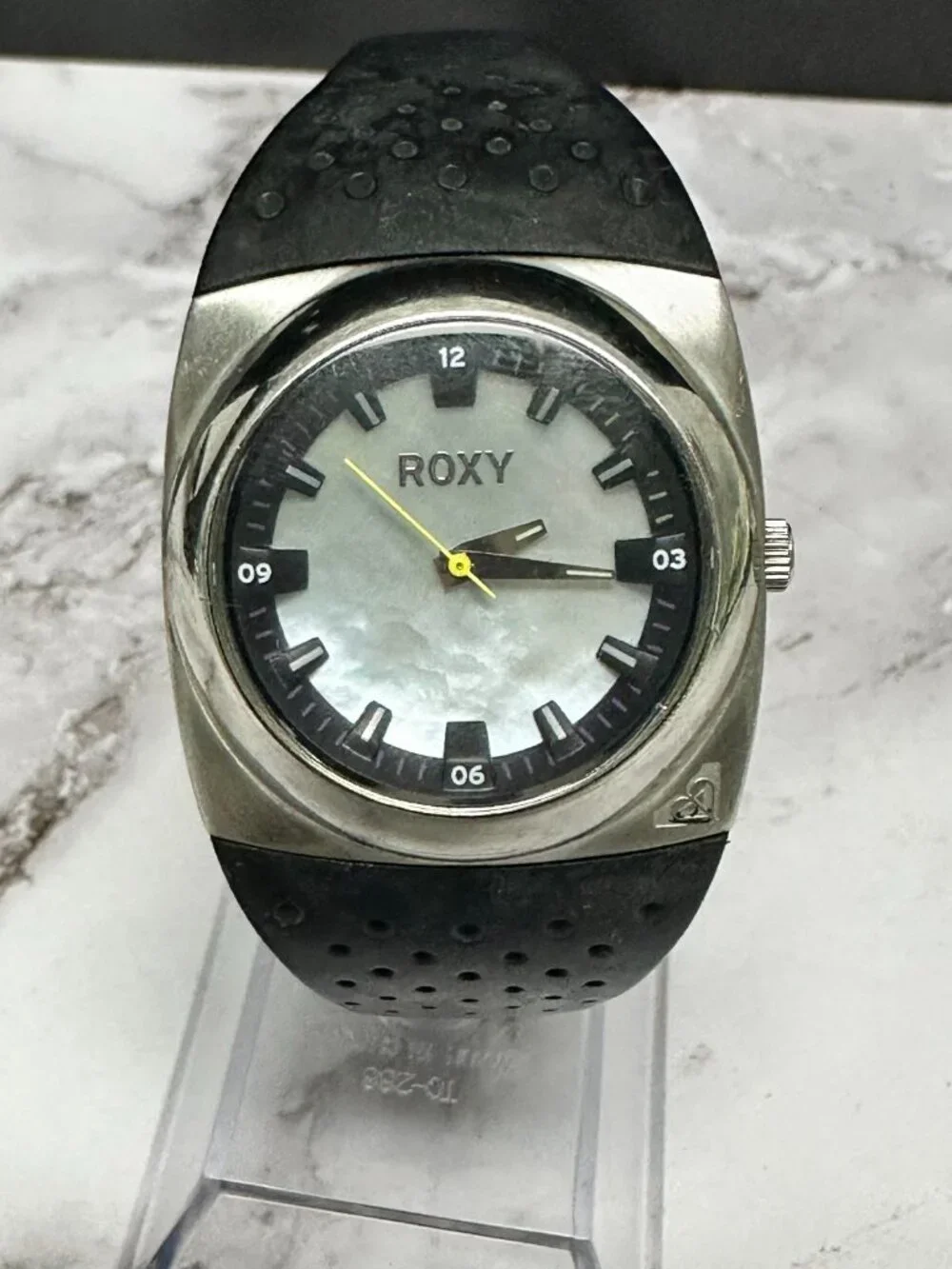 Roxy Winki Womens Watch Silver Tone Mother of Pearl Dial Silicone Band Works